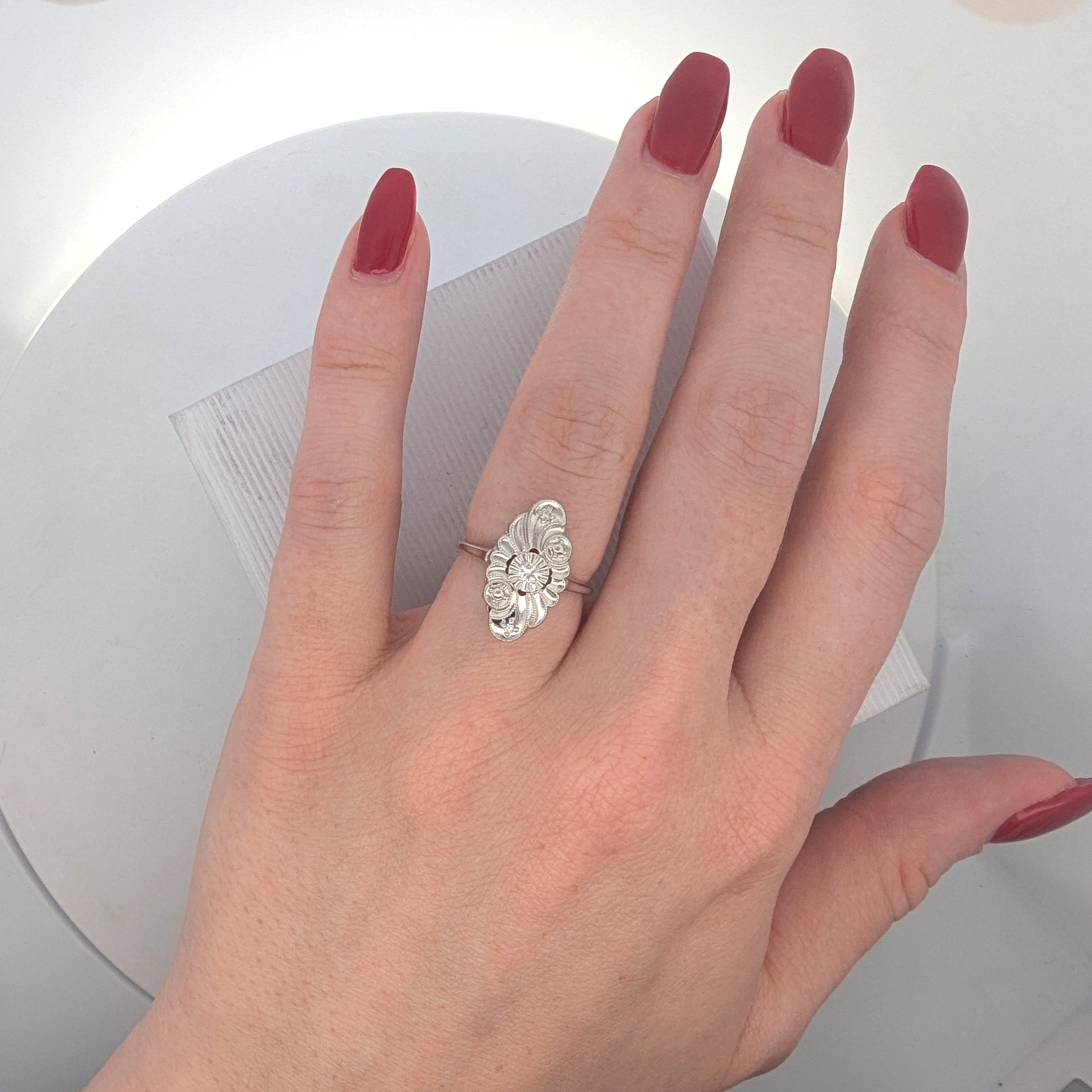 14K White Gold Vintage-Style Oval Ring